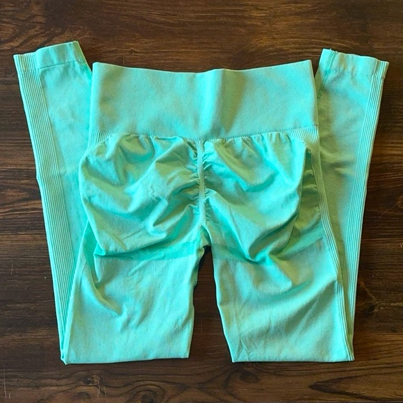 2-Piece Seamless Workout Set - Picture 4 of 5